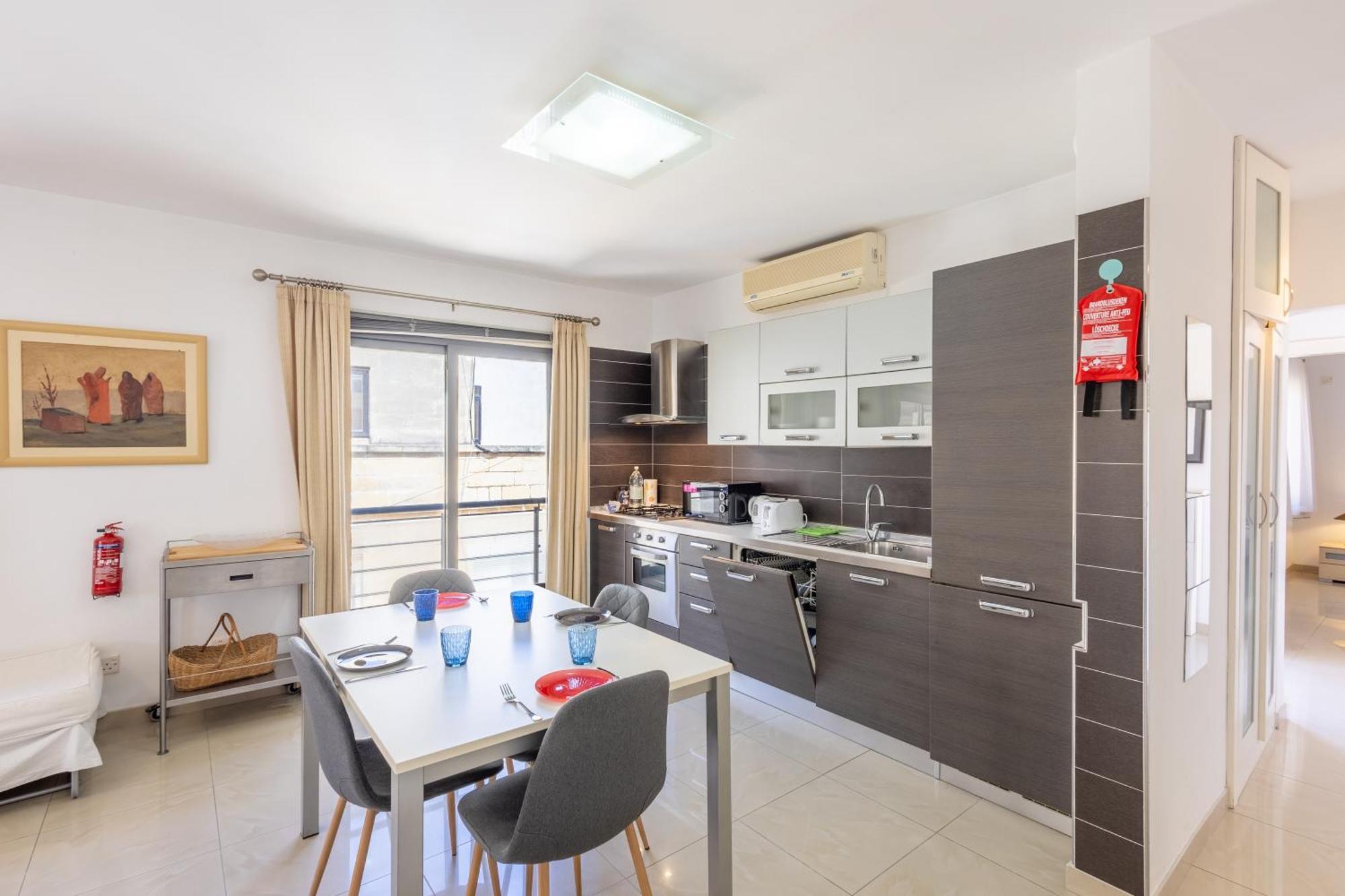 - Private Terrace, Mins Walk To Balluta Bay By Quicktrips * Sliema